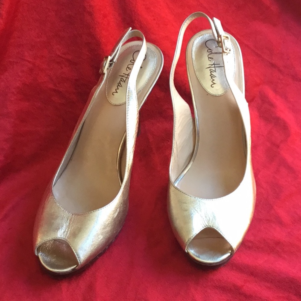 COLE HAAN GOLD LEATHER SZ 9 1/2 STACKED HEELS